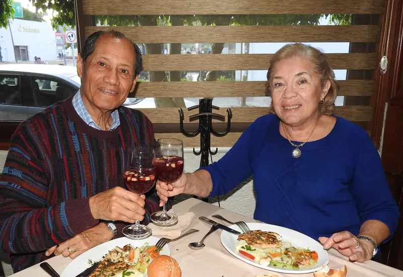 El señor Alfredo Jiménez Orozco celebra su cumpleaños en compañía de su amada esposa, Luci Teresa Bobadilla Arjona, en un momento feliz.
