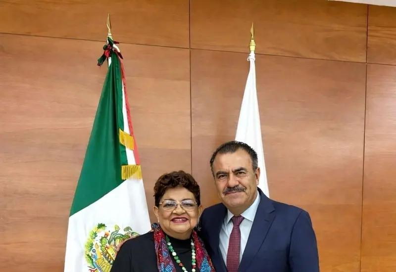 Representantes del INEA y la FGR durante la firma de una alianza para sumar esfuerzos y atender el rezago educativo en el país.