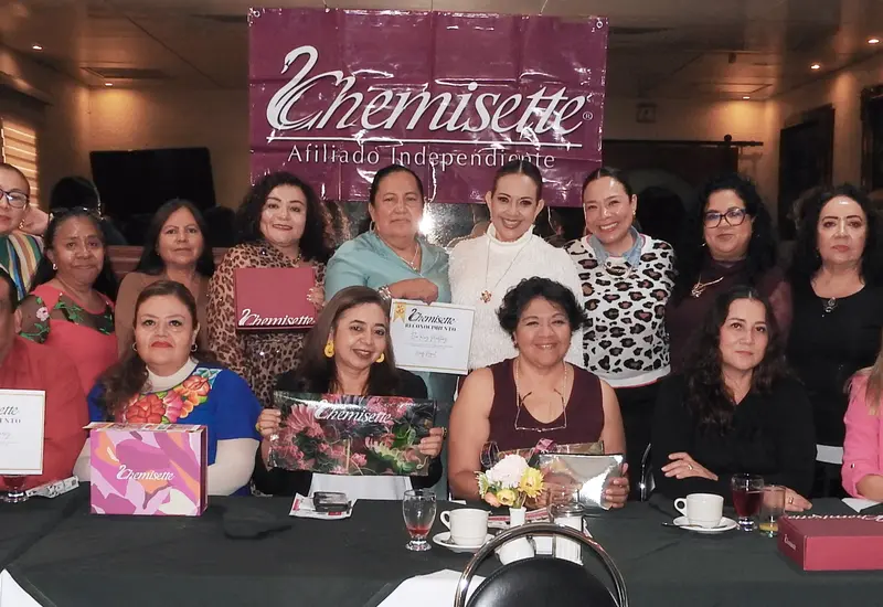 Un grupo de emprendedores locales posa para la foto durante una amena reunión, compartiendo momentos especiales y fortaleciendo lazos profesionales.