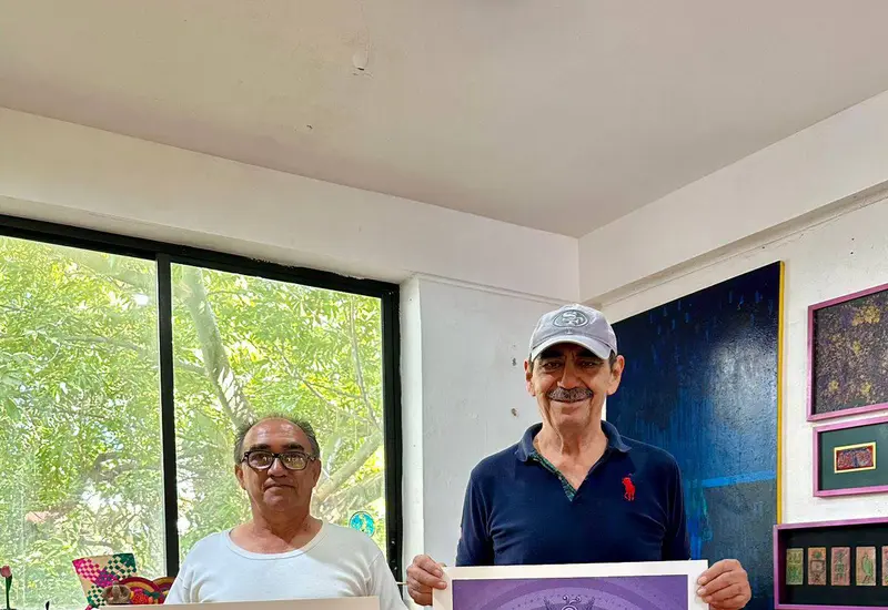 Los artistas de Juchitán de Zaragoza, Sabino López y Sabino Guisu, quienes donaron obras para respaldar al Foro Ecológico Juchiteco.