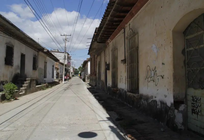 Imagen que representa el aumento de la percepción de inseguridad en Tehuantepec, donde delitos como robos y extorsiones afectan a la población.