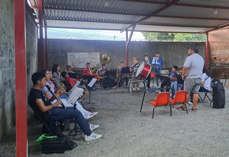 Integrantes de la Banda Filarmónica Sandunga, que representa la identidad musical del Istmo, posan para una foto por su 17º aniversario.