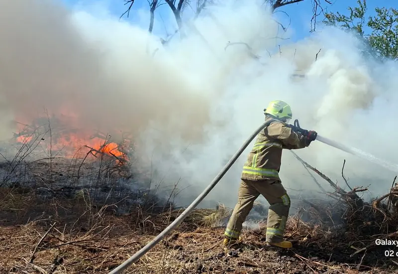 Elementos del Heroico Cuerpo de Bomberos de Juchitán sofocando un incendio menor ocasionado durante los festejos de Año Nuevo en la ciudad.