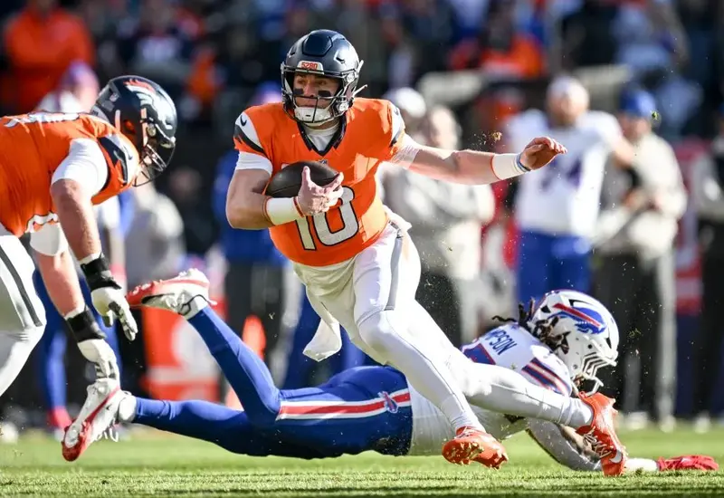 Los Broncos de Denver celebran la victoria sobre los Bills de Búfalo en un reñido partido de la NFL que se definió en tiempo extra.