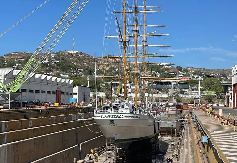 El Buque Escuela Cuauhtémoc de la Armada de México anclado en el puerto de Salina Cruz durante sus trabajos de mantenimiento.