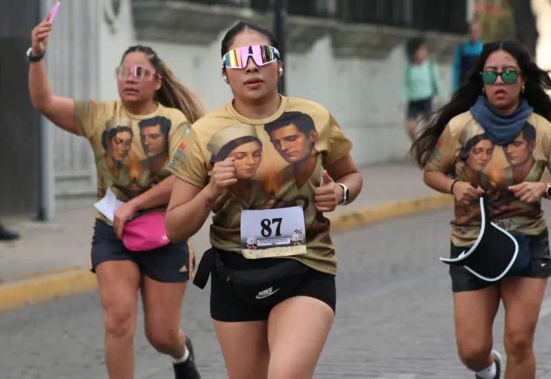 Participantes en la línea de salida de la carrera Atlética Enfermería Oaxaca, con punto de partida y meta en el parque El Llano.