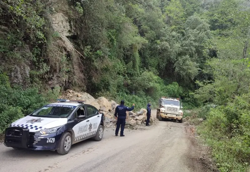 Una carretera en Oaxaca bajo condiciones climáticas adversas por el frente frío, ilustrando el llamado a los conductores para manejar con extrema precaución.