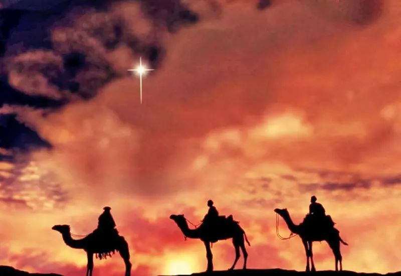 Una representación de la celebración de la Epifanía, conocida como Día de Reyes, que ilustra la manifestación y adoración a Jesús.