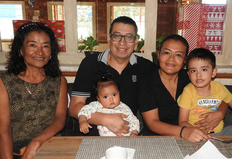 Celia Morales, Juan Carlos Niño, Rocío Santos y los pequeños Ailany y Carlitos, sonriendo mientras disfrutan de un paseo en Oaxaca.