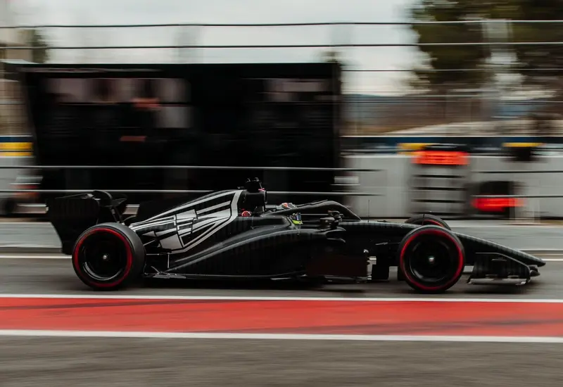 El piloto mexicano de Fórmula 1, Sergio 'Checo' Pérez, al volante mientras prueba por primera vez el nuevo monoplaza de Cadillac.