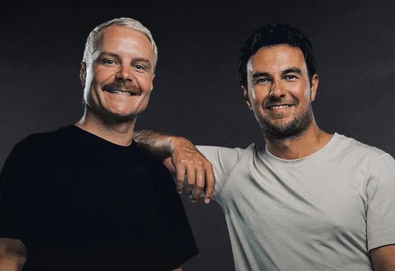 Los pilotos de Fórmula 1, Valtteri Bottas y Sergio 'Checo' Pérez, fotografiados juntos en un evento relacionado con la marca Cadillac.