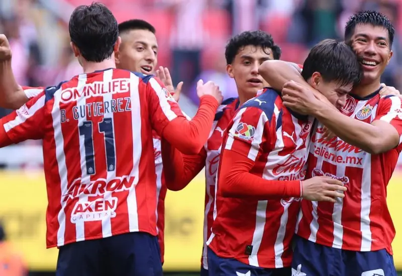 El equipo de Chivas celebra en la cancha tras igualar su mejor arranque de la década, un hecho que ilusiona a toda su afición.