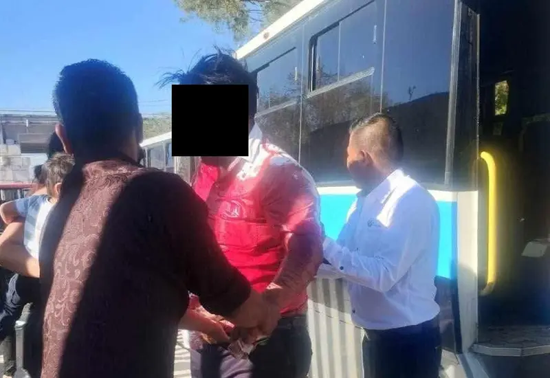 Escena de la agresión armada contra un chofer de transporte Halcón, ocurrida frente a la Ciudad Judicial en Reyes Mantecón, Oaxaca.