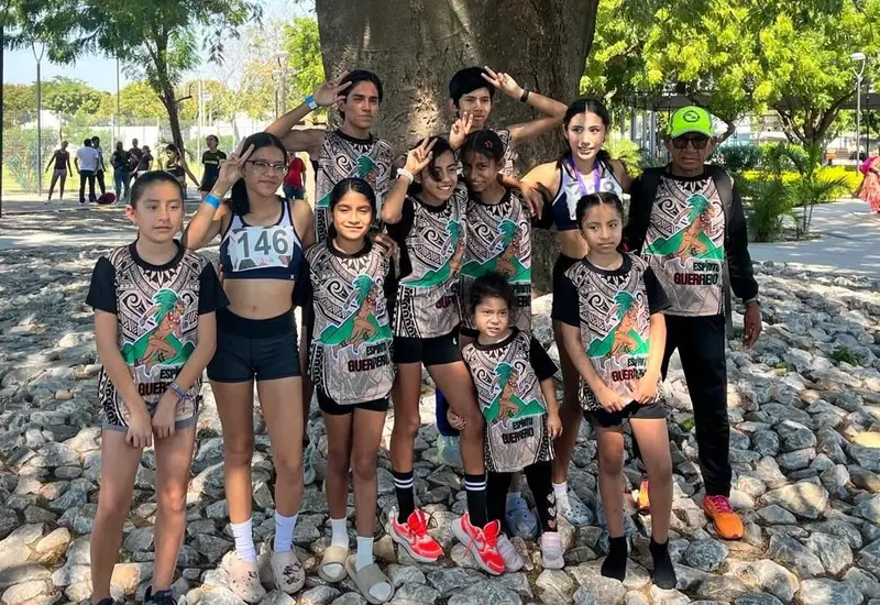 Integrantes del Club Espíritu Guerrero celebran su sobresaliente actuación durante el Festival Atlético realizado en la localidad de El Espinal.