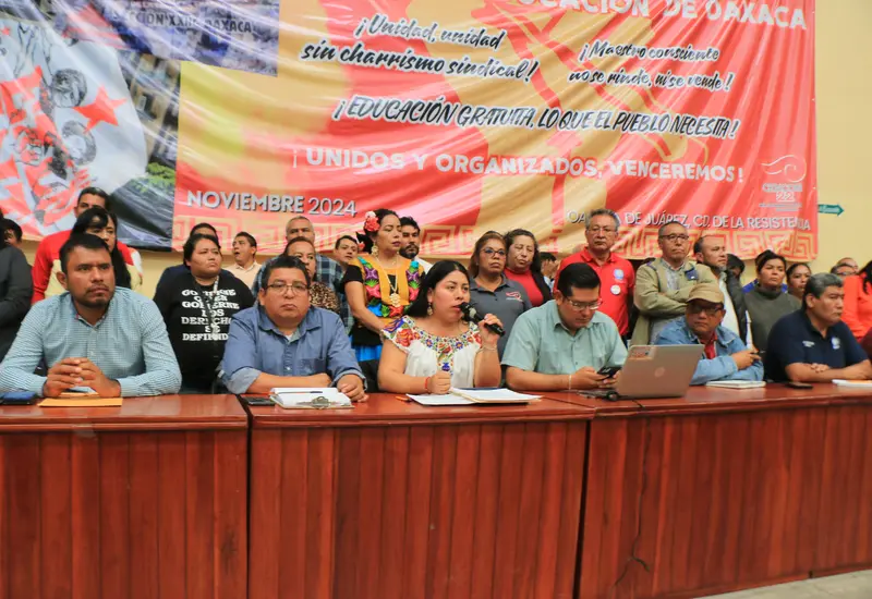 Integrantes de la Sección 22 de la CNTE durante una manifestación para reprobar el intento de imponer un régimen en Venezuela.