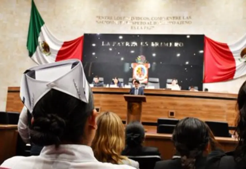 Funcionarios públicos de Oaxaca durante una comparecencia oficial para abordar los temas pendientes de formalización laboral y salud en el estado.