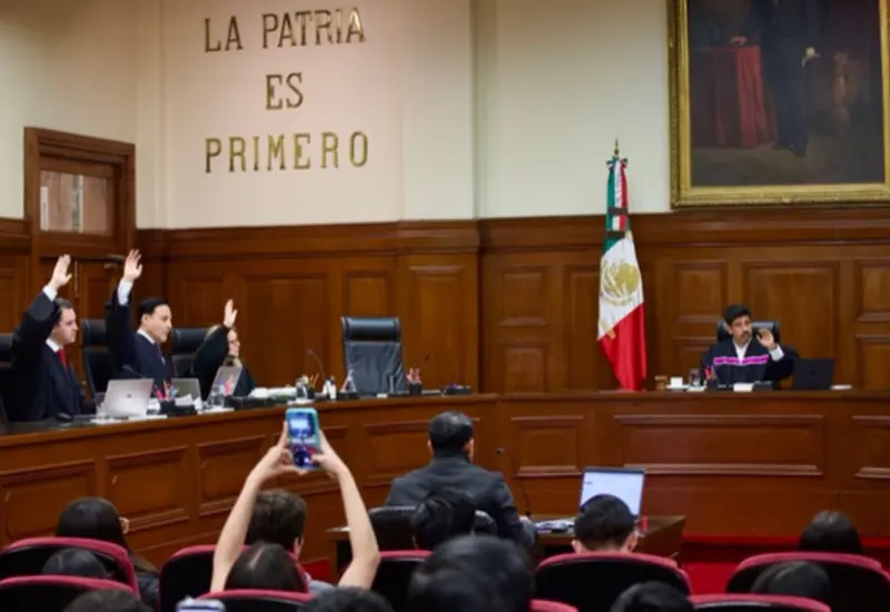 Un mazo de juez simbolizando la decisión de la Suprema Corte de congelar la discusión del proyecto sobre el aviso de rescisión laboral.