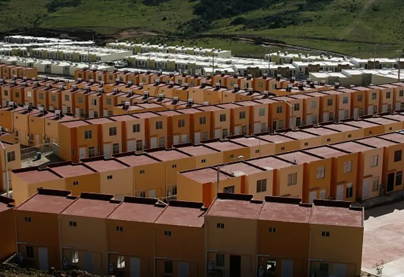 Fachada de una vivienda que ilustra la crisis de certeza jurídica que afecta a millones de hogares en México por falta de escrituras.