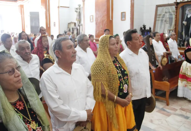 Un grupo de mujeres que conforman el cuerpo de shuanas, reunidas para dar cumplimiento a una de sus tradiciones más representativas.