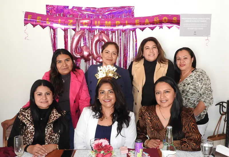 Daysi Georgina Pérez Pantoja celebra su cumpleaños número 40, posando felizmente para la foto junto a sus amigas Tania, Zayra y Vianey.