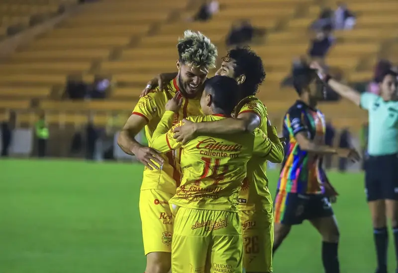 Jugadores en acción durante el partido de fútbol donde los Alebrijes cayeron en casa ante Morelia, cuyo equipo se llevó el triunfo y el liderato.