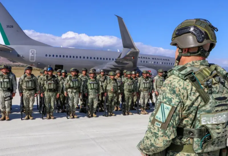 Un contingente de mil 600 efectivos militares es desplegado vía aérea en Culiacán y Mazatlán para reforzar la estrategia de seguridad en Sinaloa.