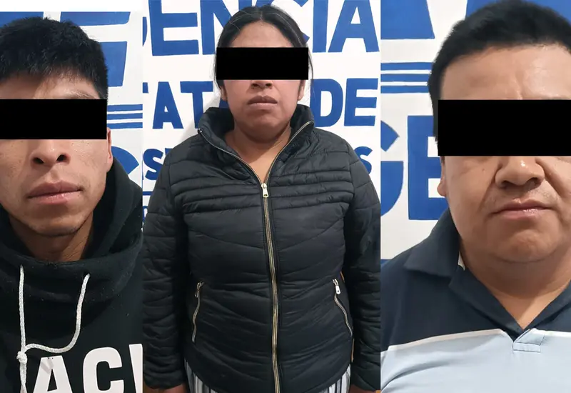 Tres personas detenidas por presunto narcomenudeo son presentadas por las autoridades en el municipio de Teotitlán de Flores Magón, Oaxaca.