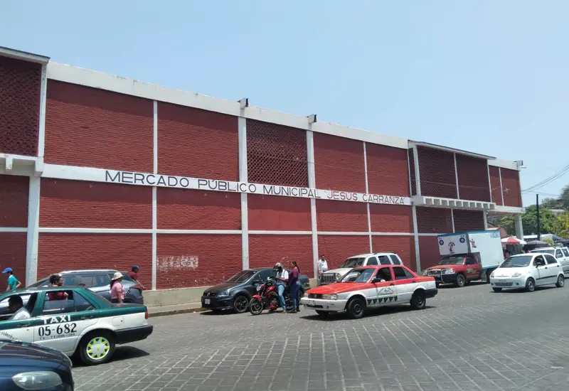 Dirigentes sindicales de taxistas en Tehuantepec declaran estar protegidos, mientras sus unidades vehiculares ocupan las calles como sitios de transporte público.