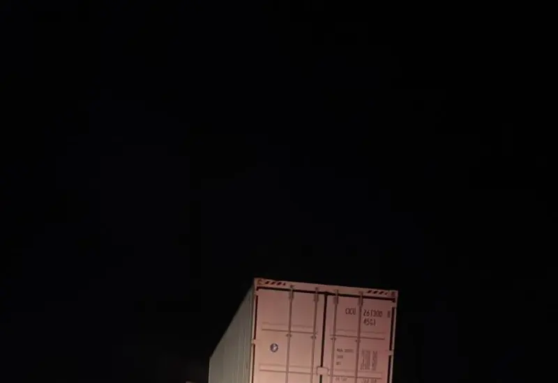 La peligrosa escena de un accidente en la carretera de La Ventosa, donde se observan dos tráileres de carga volcados sobre el asfalto.