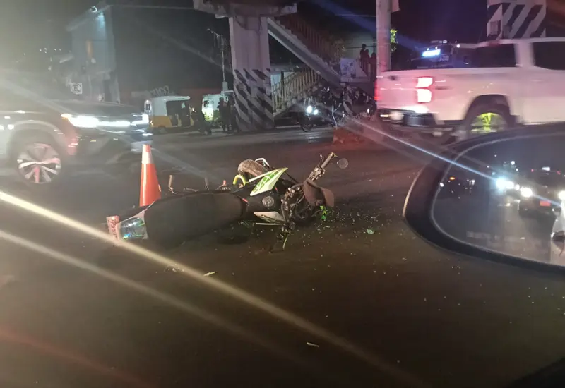 Escena del fatal accidente de motocicleta en la entrada a la colonia del Maestro, donde un elemento de la PABIC murió arrollado.