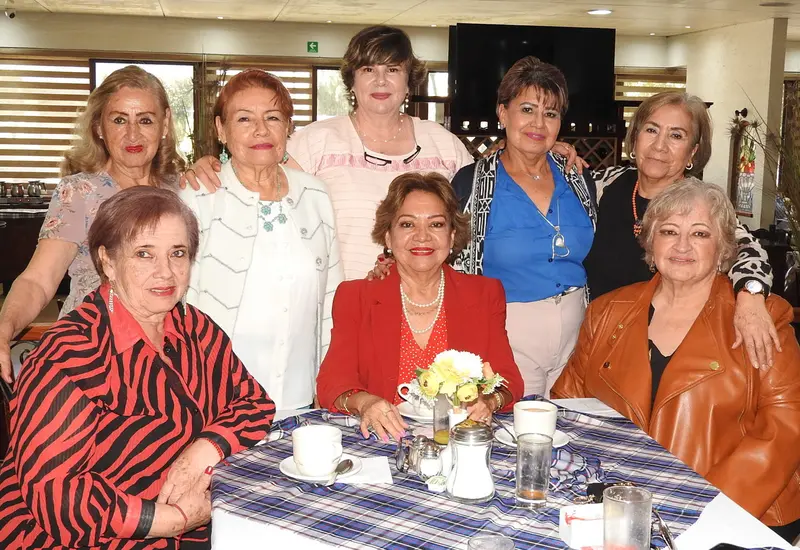 Elsa Martha López Chévez, sentada al centro, celebra su cumpleaños disfrutando un café en compañía de su apreciado grupo de amigas.