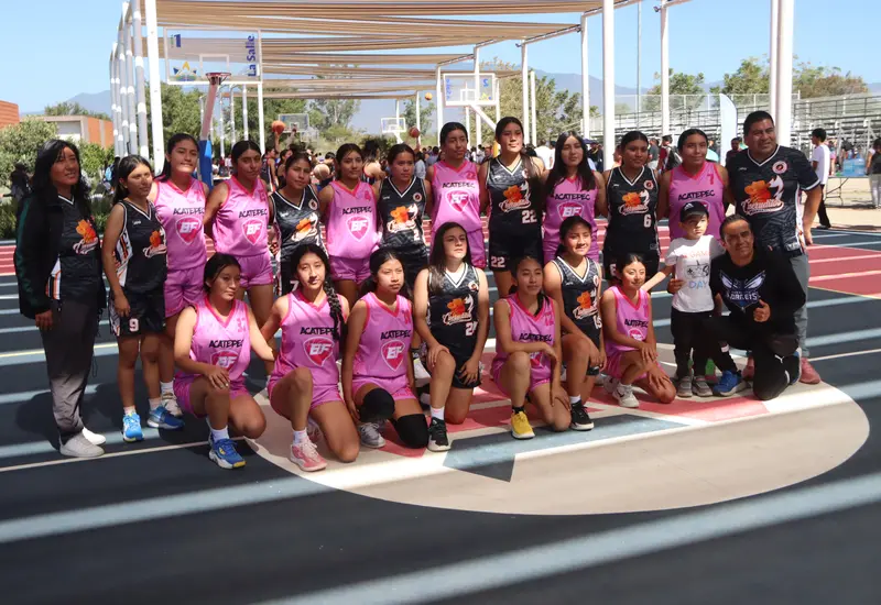 Jugadores de los equipos de Acatepec y Miahuatlán compiten durante su encuentro, como parte del buen arranque de la liga de Huayápam.