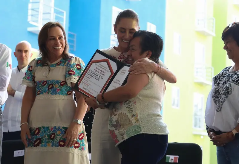 La Jefa del Ejecutivo Federal, Claudia Sheinbaum, entrega constancias a familias beneficiadas como parte del programa de 200 viviendas para el Bienestar.