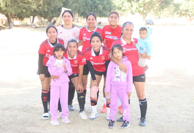 El equipo de futbol femenil Betze celebra su victoria como campeón del torneo relámpago disputado en el municipio de Cuilápam.