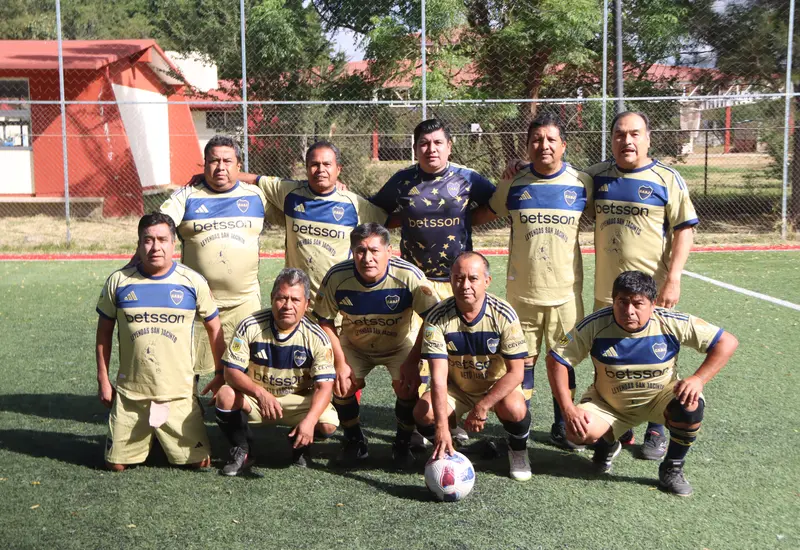El equipo de San Jacinto celebra su victoria al coronarse campeón en la categoría de Leyendas, posando juntos para la foto del recuerdo.