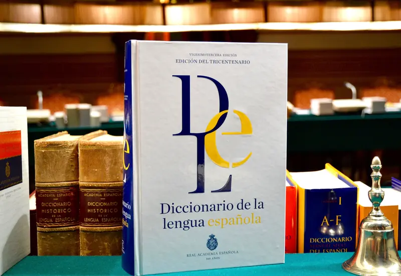 Una fotografía del Diccionario de la Lengua Española, que ilustra el concepto de erudición para vivir en armonía.