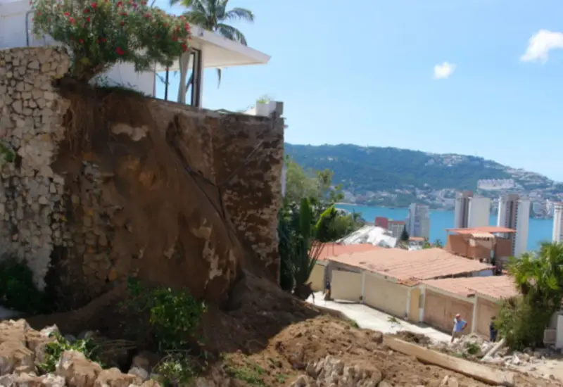 Autoridades realizan la evaluación de daños en estructuras y edificios en Guerrero después del fuerte sismo que ha generado numerosas réplicas.