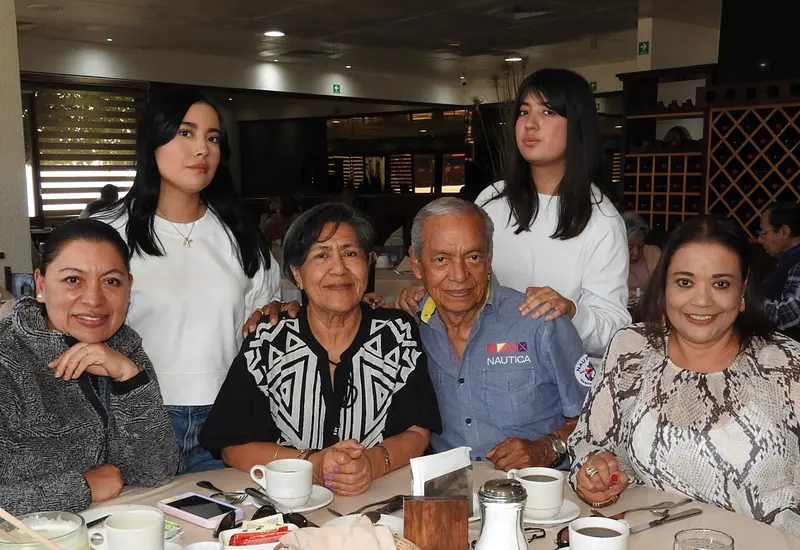 Guadalupe Guzmán, Karla Alicia Guzmán, Hortencia Enríquez, Olegario Guzmán, Ana Paula Goycoolea y Alicia Guzmán comparten juntos un momento feliz familiar.