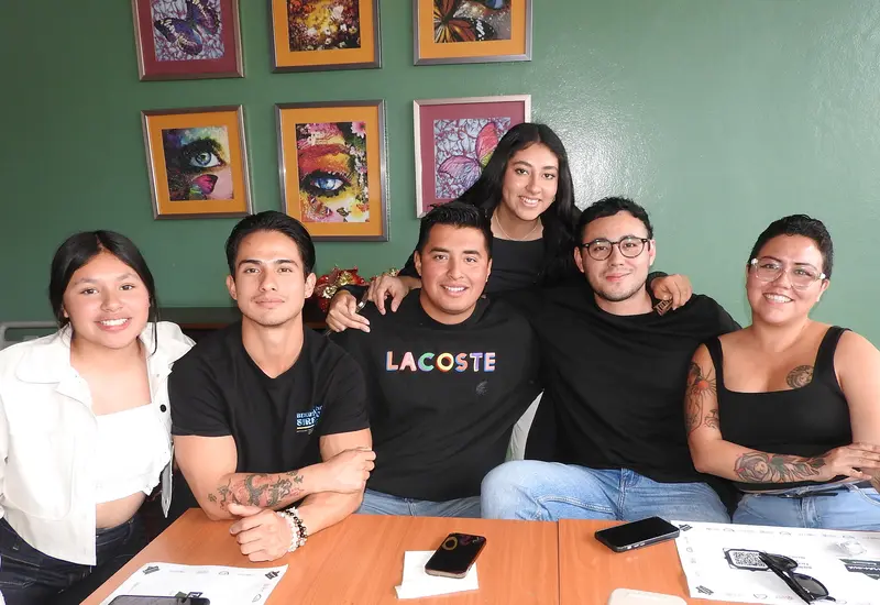 Lía, Israel, Óscar, Cecilia, Shenandoe y África de la familia Ochoa Jiménez posan juntos en una fotografía durante una reunión social.