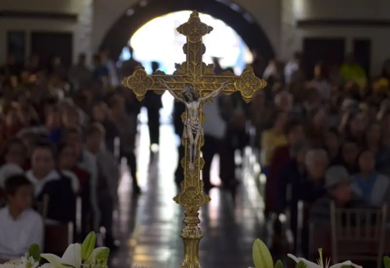 Un grupo de fieles católicos atentos durante una plática de formación para fortalecer su fe y no ser confundidos en su doctrina.