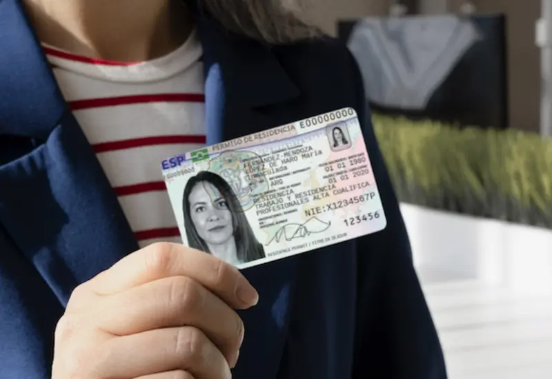 La bandera de Francia ondeando, simbolizando los nuevos y más estrictos requisitos de idioma y pruebas para la residencia de no europeos.