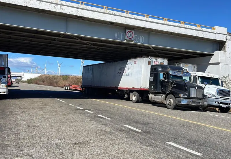 Fuertes ráfagas de viento del evento de 'Norte' azotan el tramo carretero La Venta-La Ventosa, en el Istmo, por el frente frío 32.