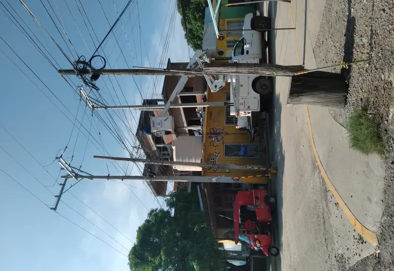 Una calle en Tehuantepec se encuentra en completa oscuridad tras el apagón provocado por los fuertes vientos que afectaron la región.