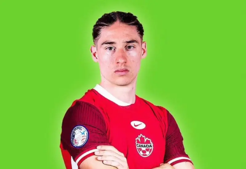 El futbolista Marcelo 'Chelo' Flores, una joven promesa del fútbol, en una fotografía que ilustra su decisión de representar a la selección de Canadá.