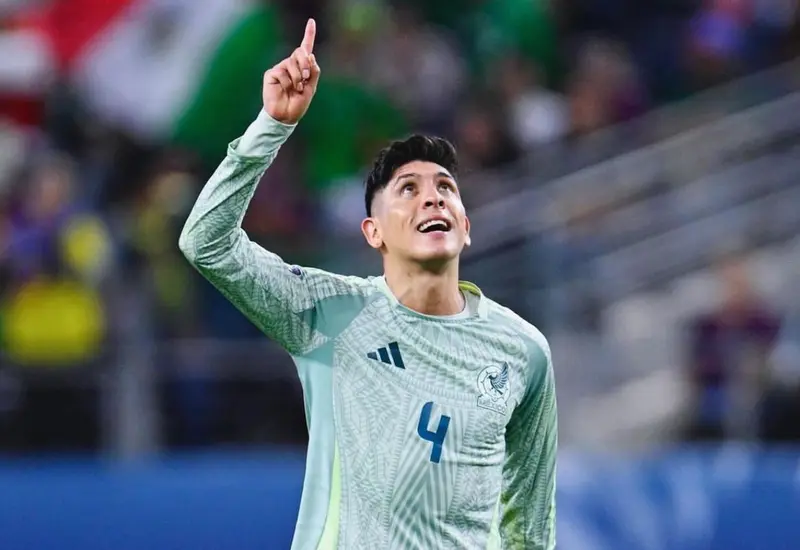 El futbolista mexicano Edson Álvarez, cuyo futuro profesional es incierto y se mantiene lejos de un posible retorno a la Liga MX.