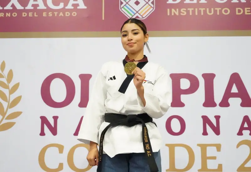 La atleta Gabriela Guadalupe Hernández Le Royal, integrante de la selección de poomsae, posa para una fotografía con su uniforme de taekwondo.