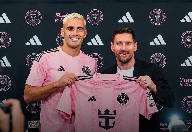 El futbolista Germán Berterame posa en una fotografía junto a Lionel Messi, en un encuentro relacionado con el equipo Inter de Miami.