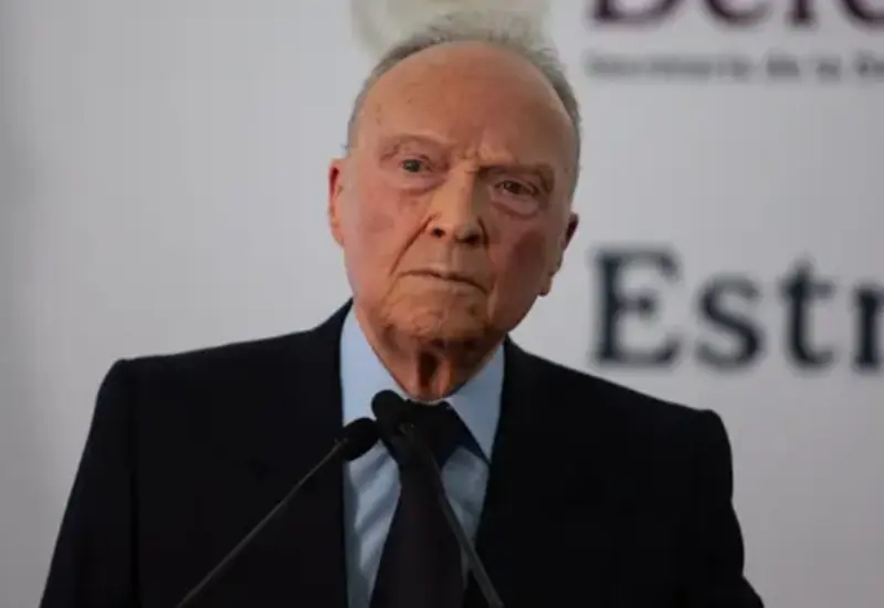 Alejandro Gertz Manero en un retrato oficial, previo a su comparecencia ante la Comisión Permanente para su posible ratificación como embajador en Gran Bretaña.