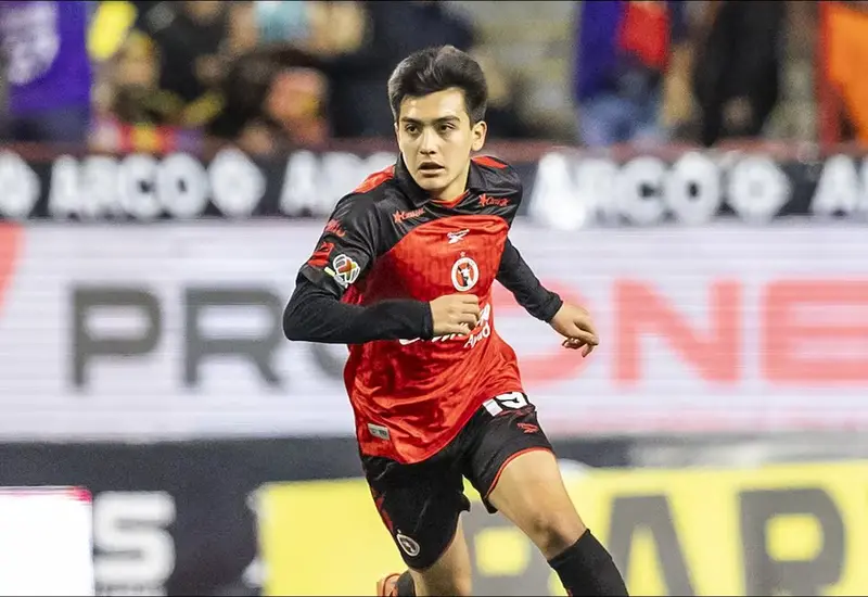 El futbolista juvenil Gilberto Mora, cuyo valor en el mercado ha aumentado significativamente, en una fotografía de perfil para el periódico.