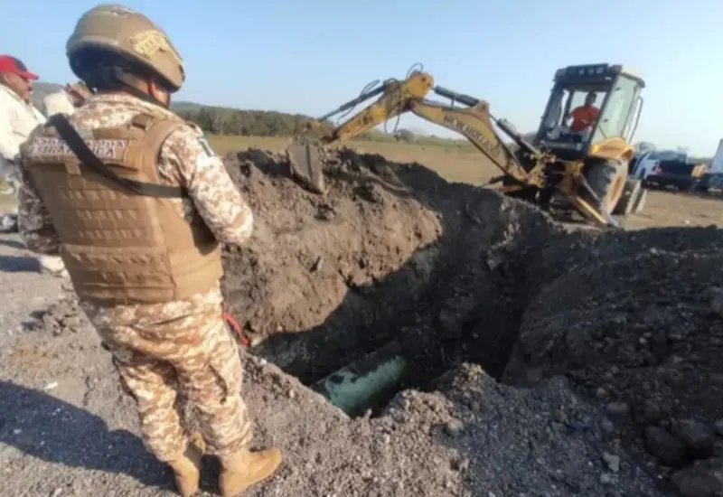 Una toma clandestina utilizada para el robo de combustible, conocida como huachicol, descubierta durante un operativo de Pemex contra este delito.